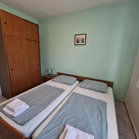 Dana - One Bedroom 2 *