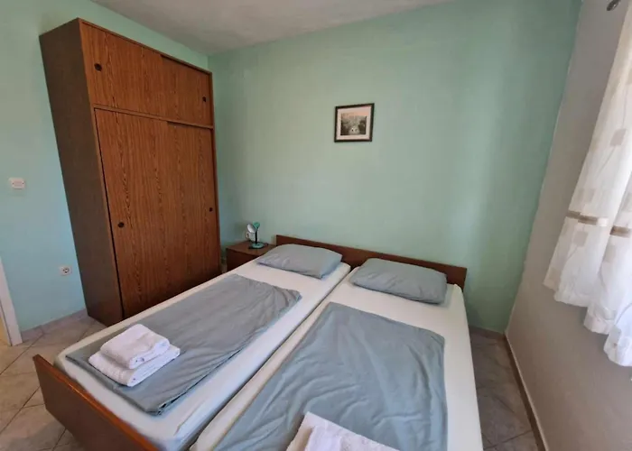 Dana - One Bedroom 2 *